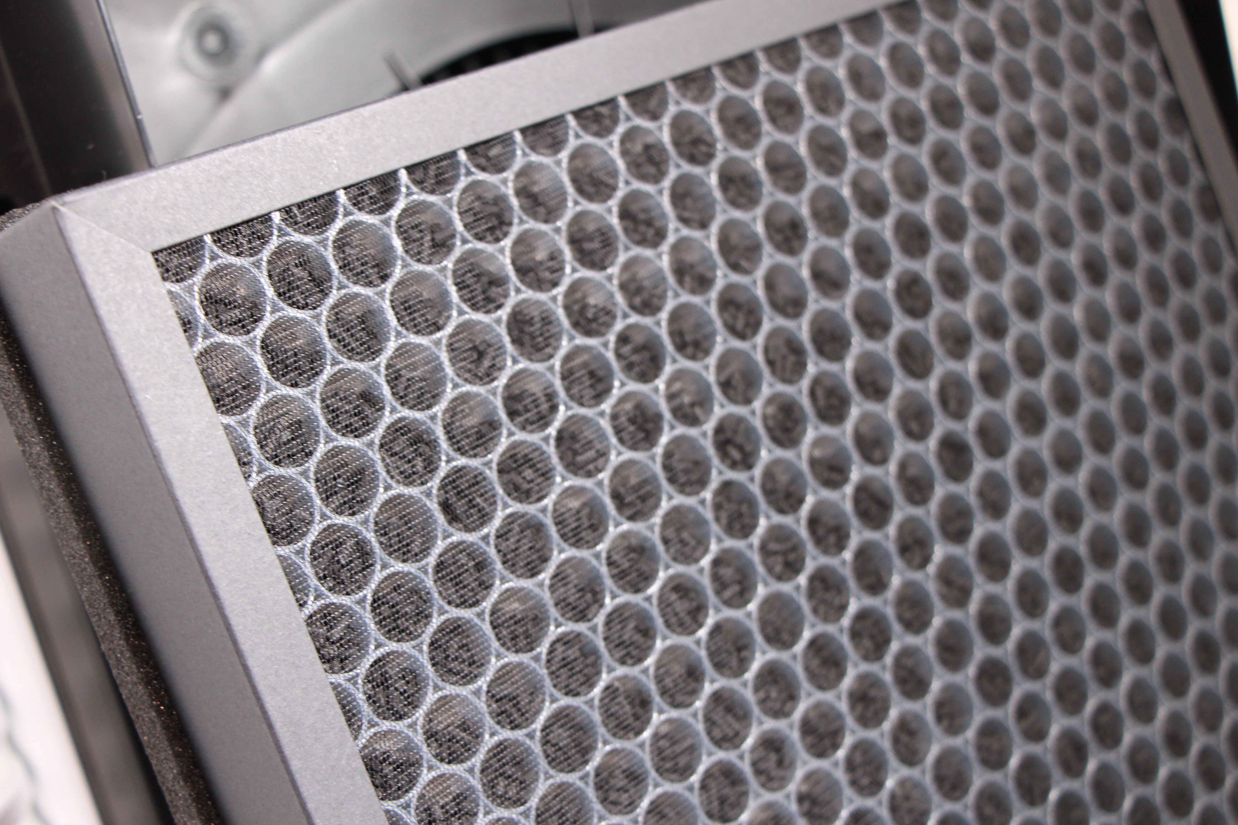 Im Aktivkohlefilter vom Medion MD 10378 Luftreiniger befinden sich zahlreiche grobe, poröse Aktivkohlegranulate